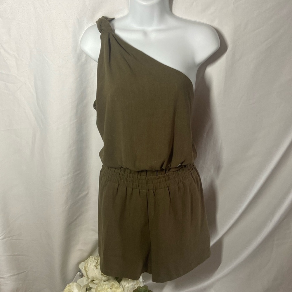 XLg 2 piece crop top and matching shorts military green.NWOT